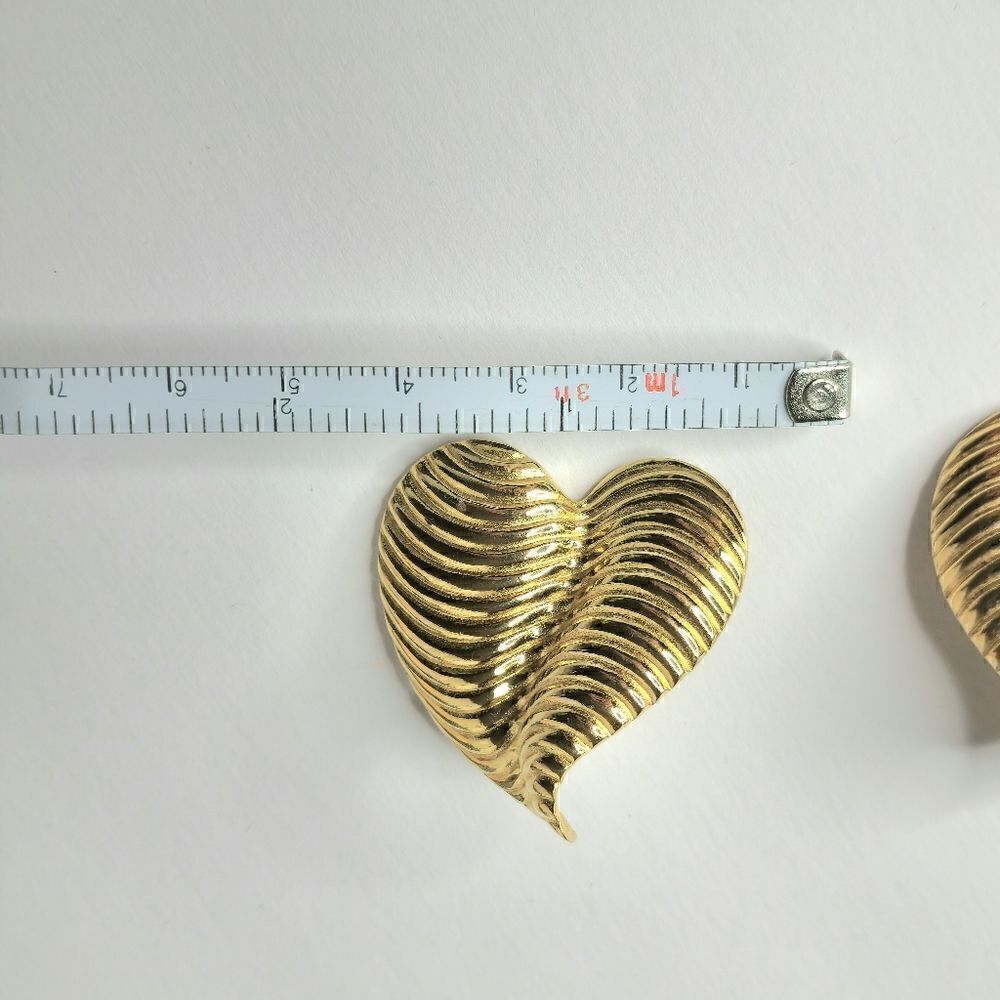 Vintage Givenchy Paris 80s classic trendy gold rippled heart clip on earrings - Picture 6 of 9